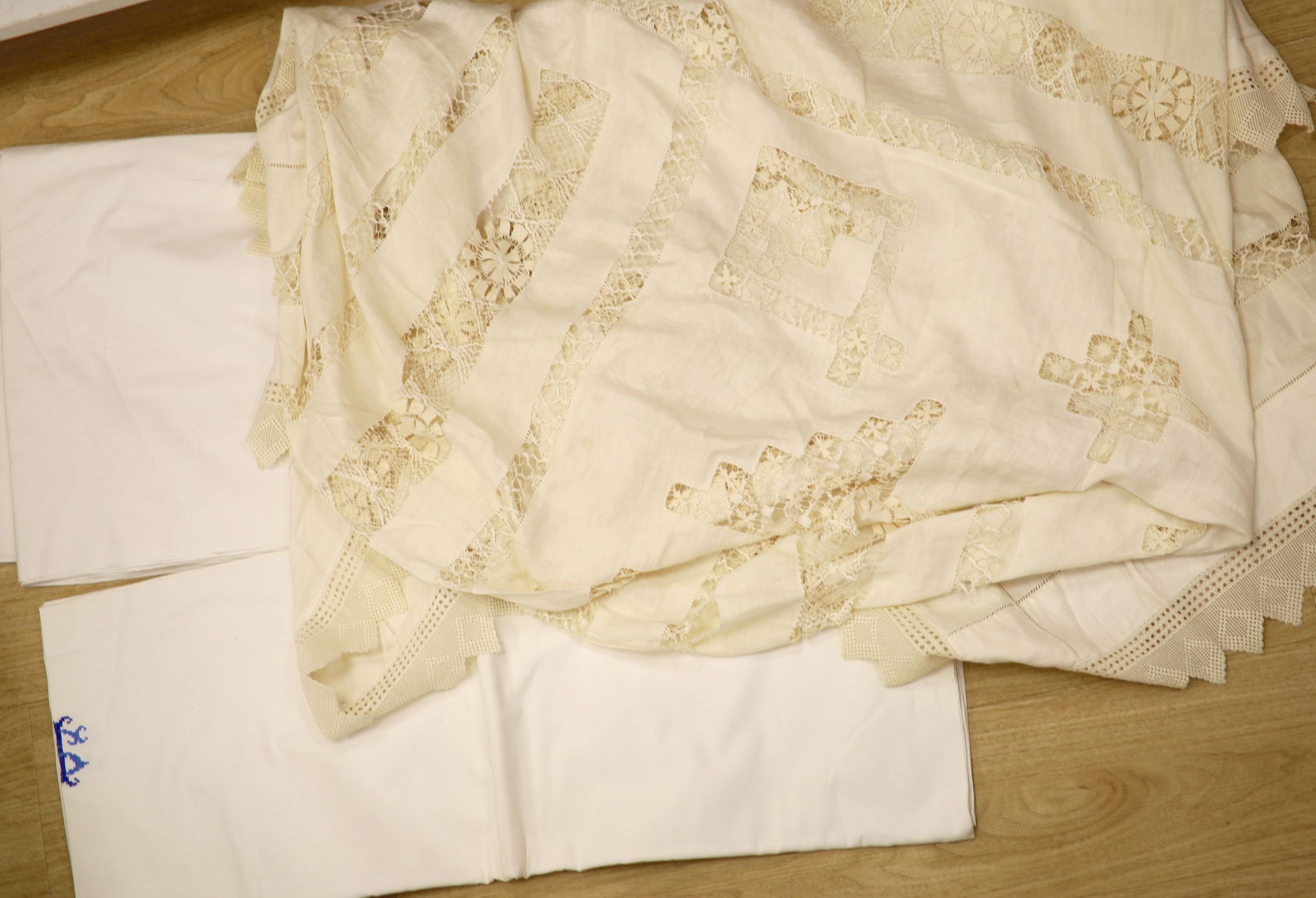 A quantity of linen, including a drawn thread cloth, crochet-edged cloths, damask and sheets